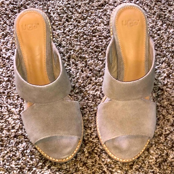 UGG Shoes - UGG Shoes Beige, Size 6